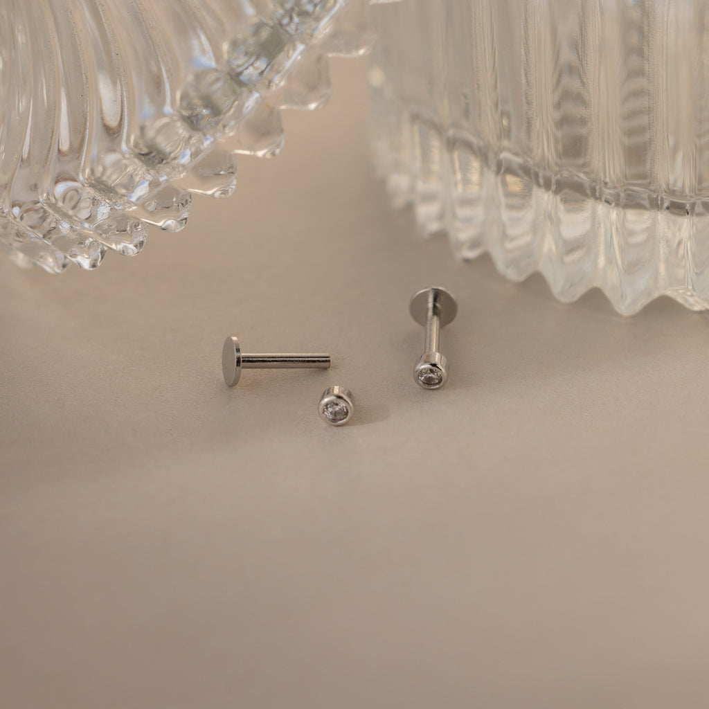 Clous d'oreilles à dos plat avec petite lunette en diamant