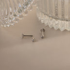 Clous d'oreilles à dos plat avec petite lunette en diamant