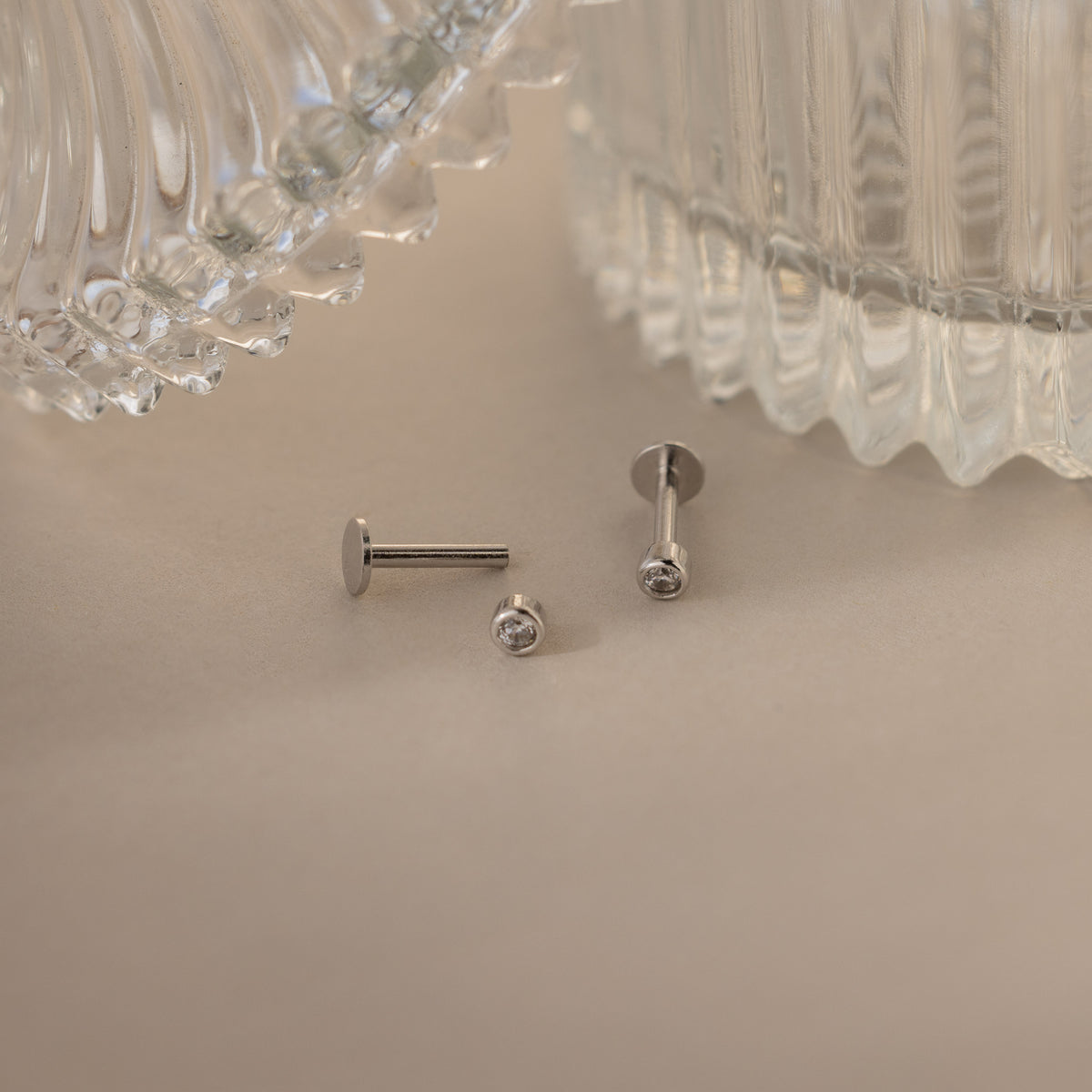 Clous d'oreilles à dos plat avec petite lunette en diamant