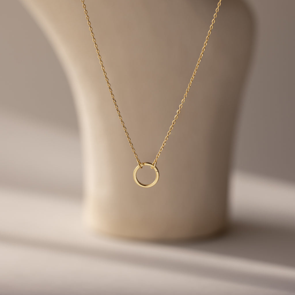 The Large Rolo Clasp Necklace in 18K Gold features a bold, elegant design, perfect for layering and beautifully showcased on a neutral mannequin bust.