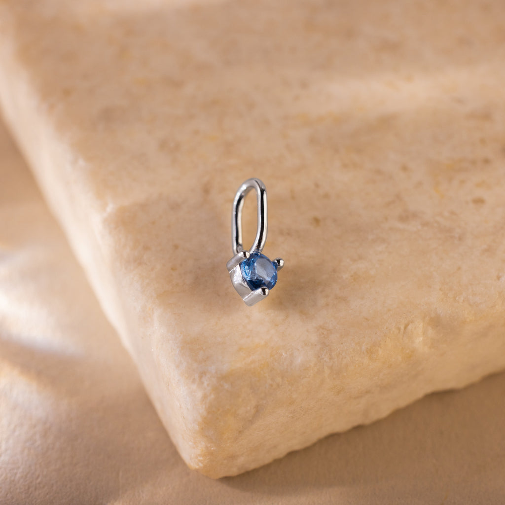 Dije delicado con piedra natal 