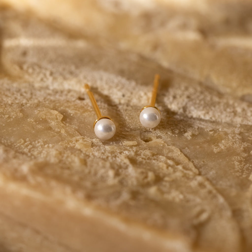 Dainty Pearl Jewelry Set in 18K Gold