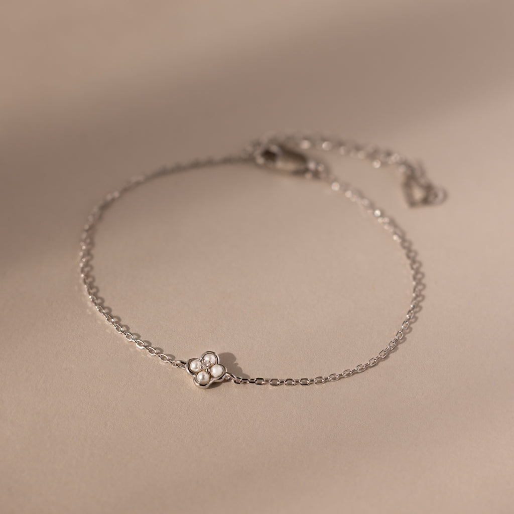 Rounded Flower Jewelry Set in Silver