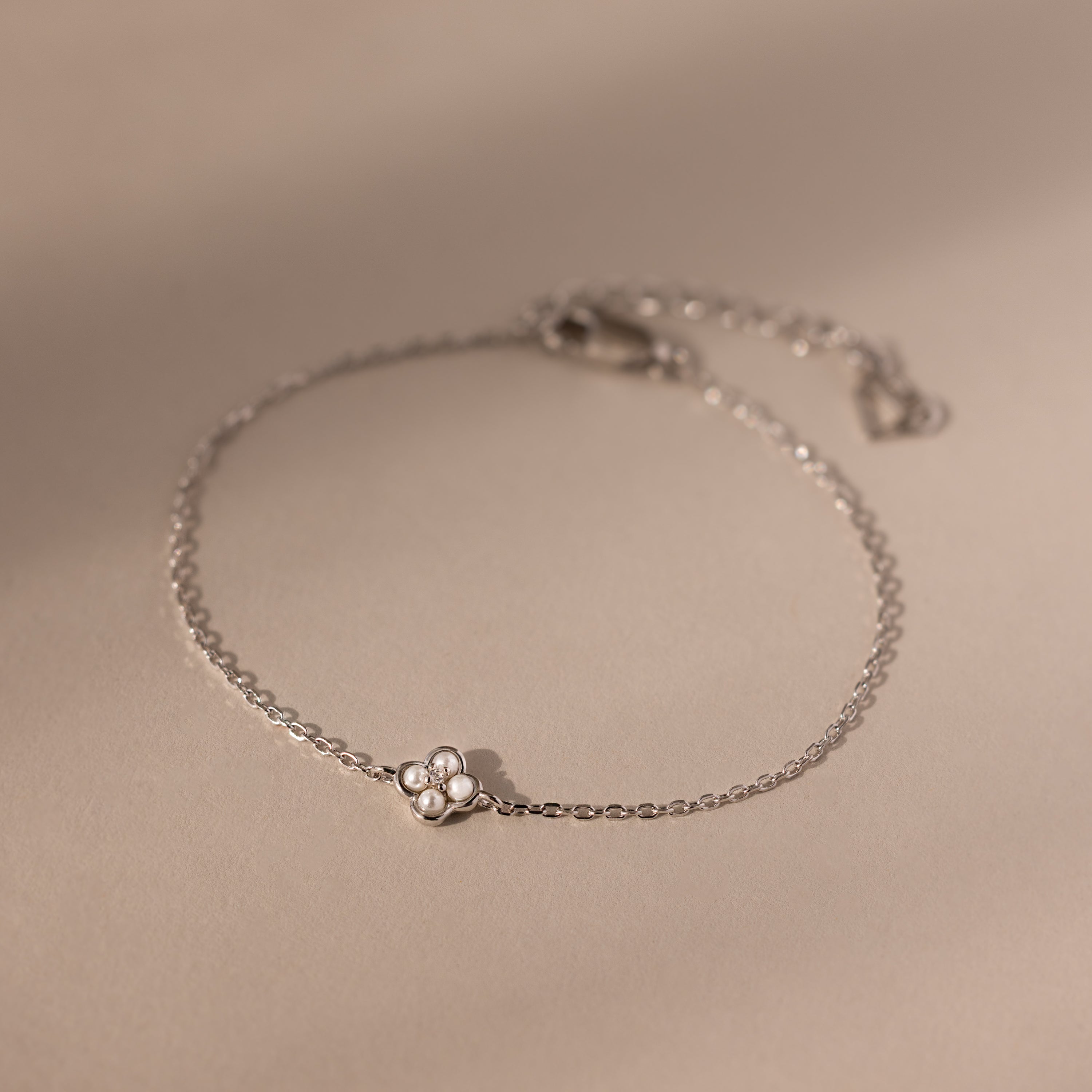 Rounded Flower Jewelry Set in Silver