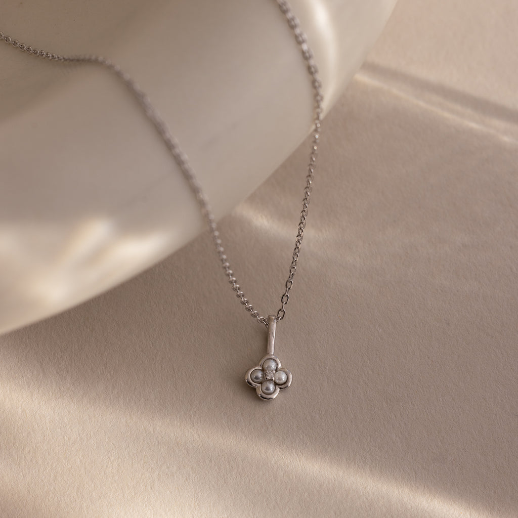 Rounded Flower Jewelry Set in Silver