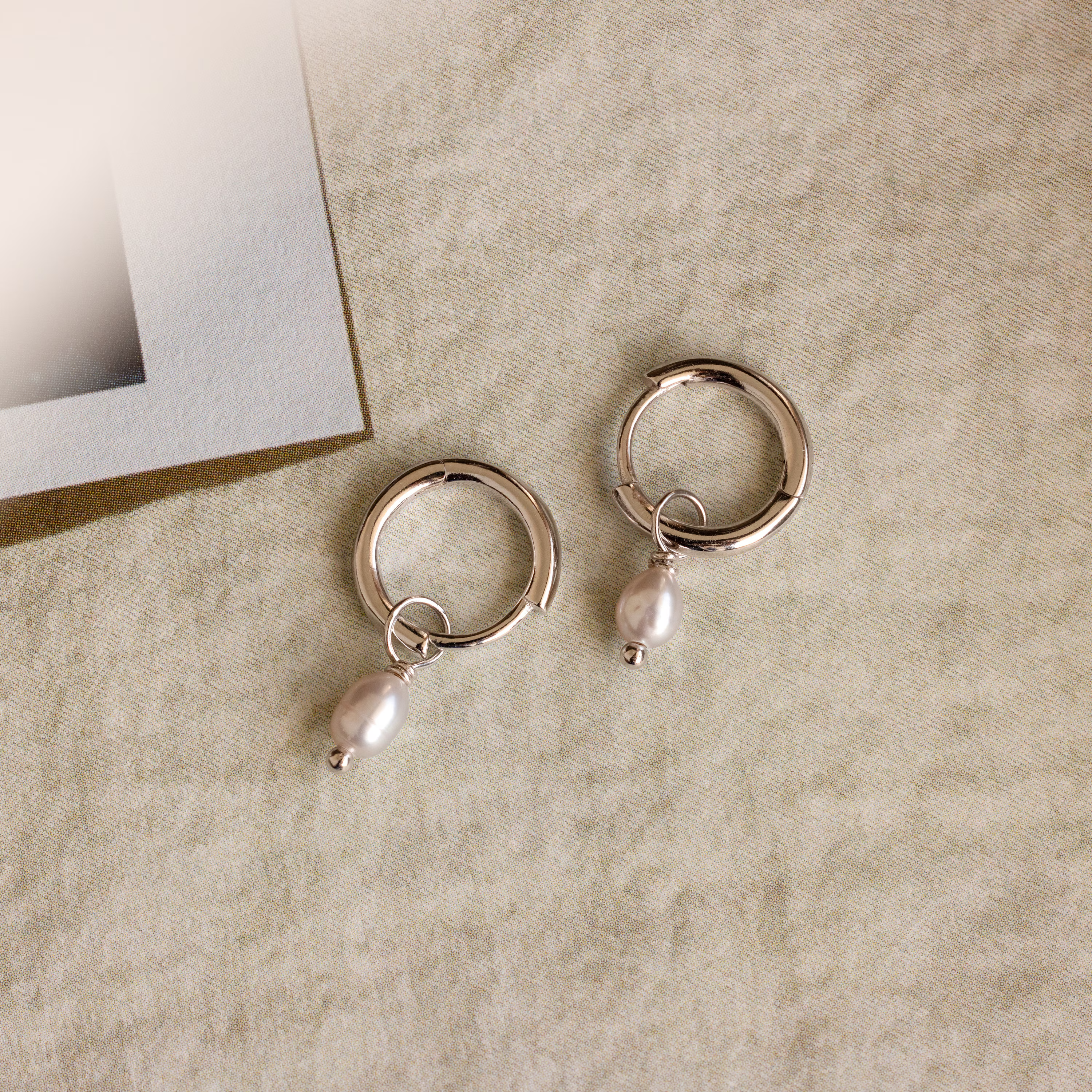 Huggies colgantes de perlas ahumadas