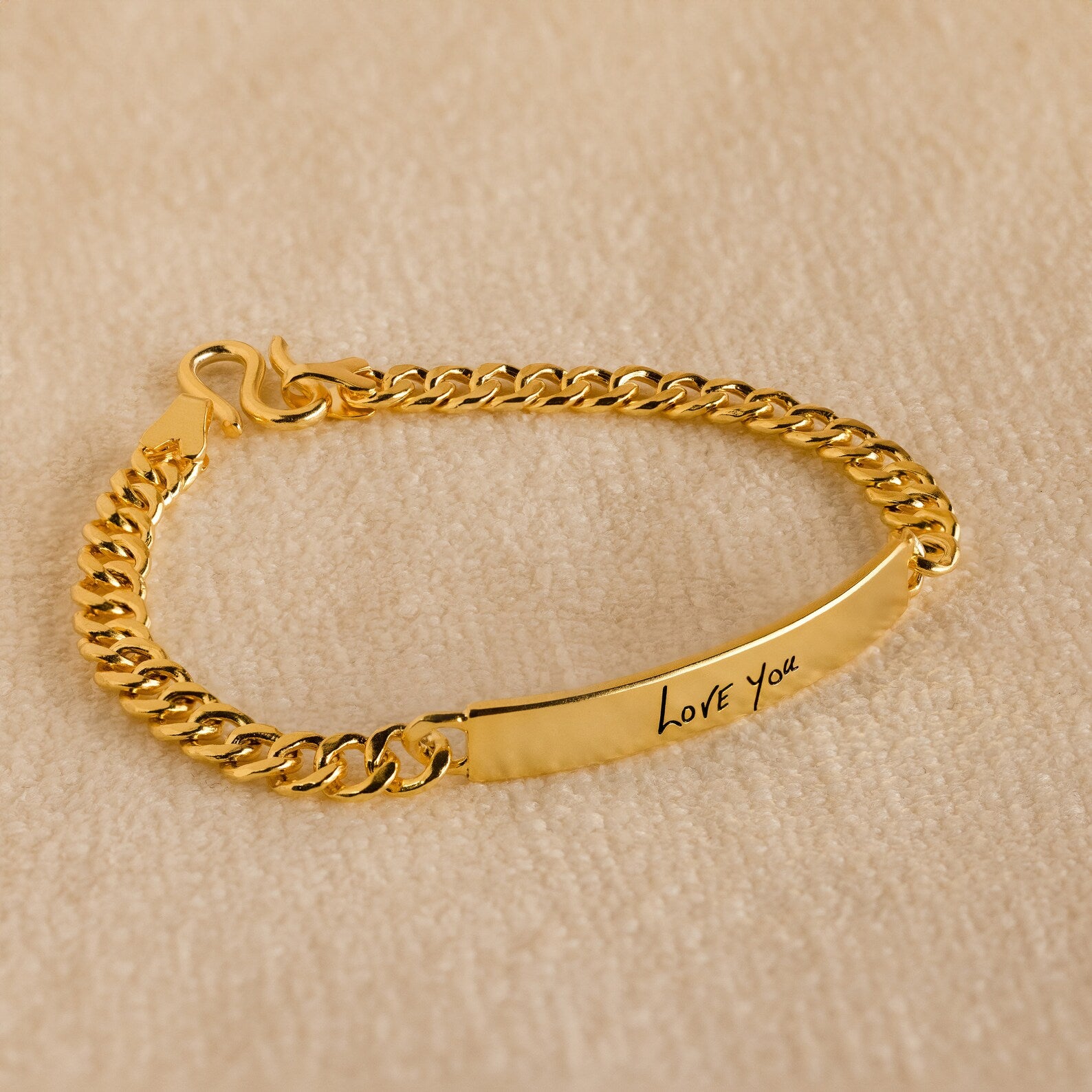Men's Engraved Bar Bracelet featuring a flat plate with "Love You" engraving, displayed on beige fabric—a meaningful personalized accessory and ideal memorial gift.
