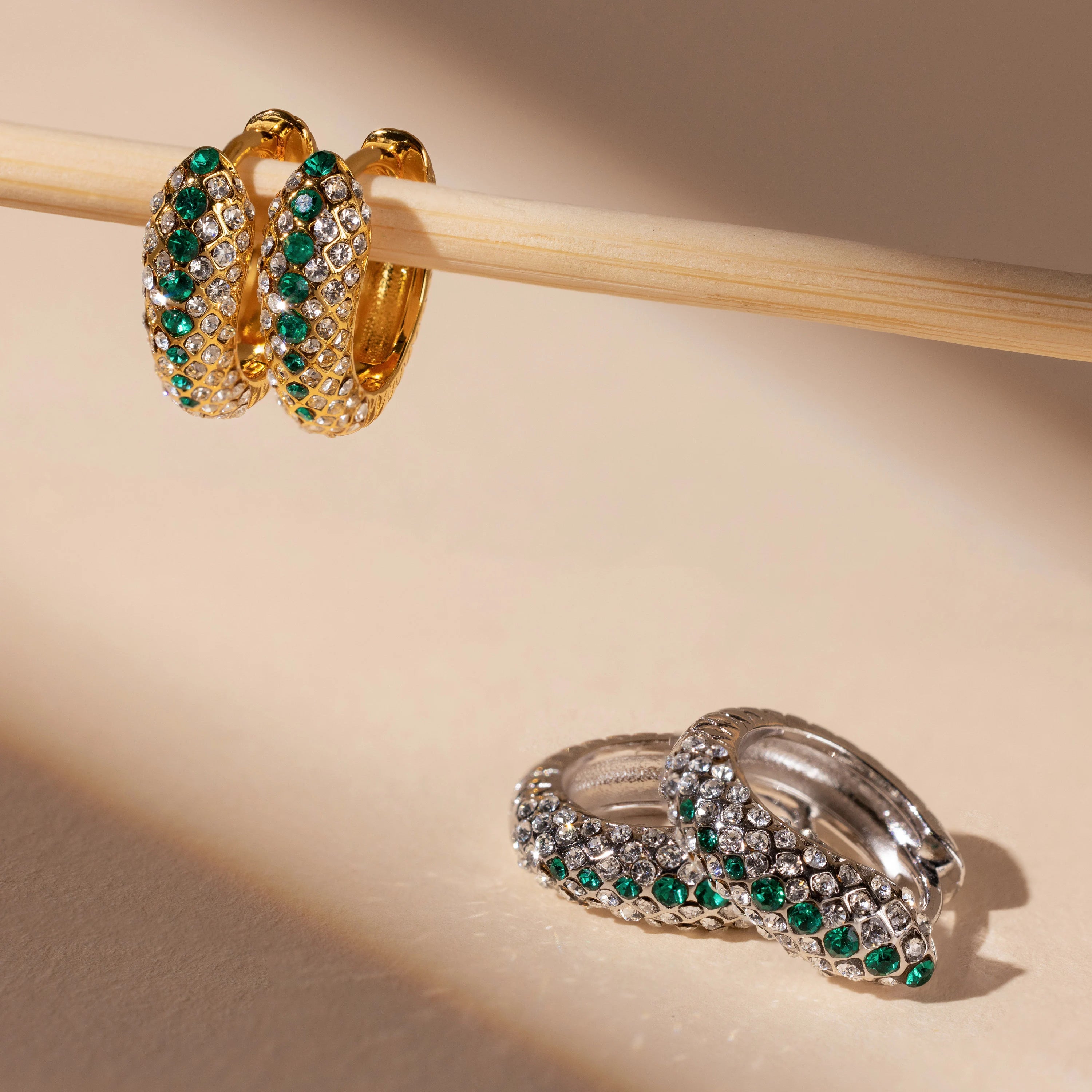 Aros de serpiente con pave esmeralda