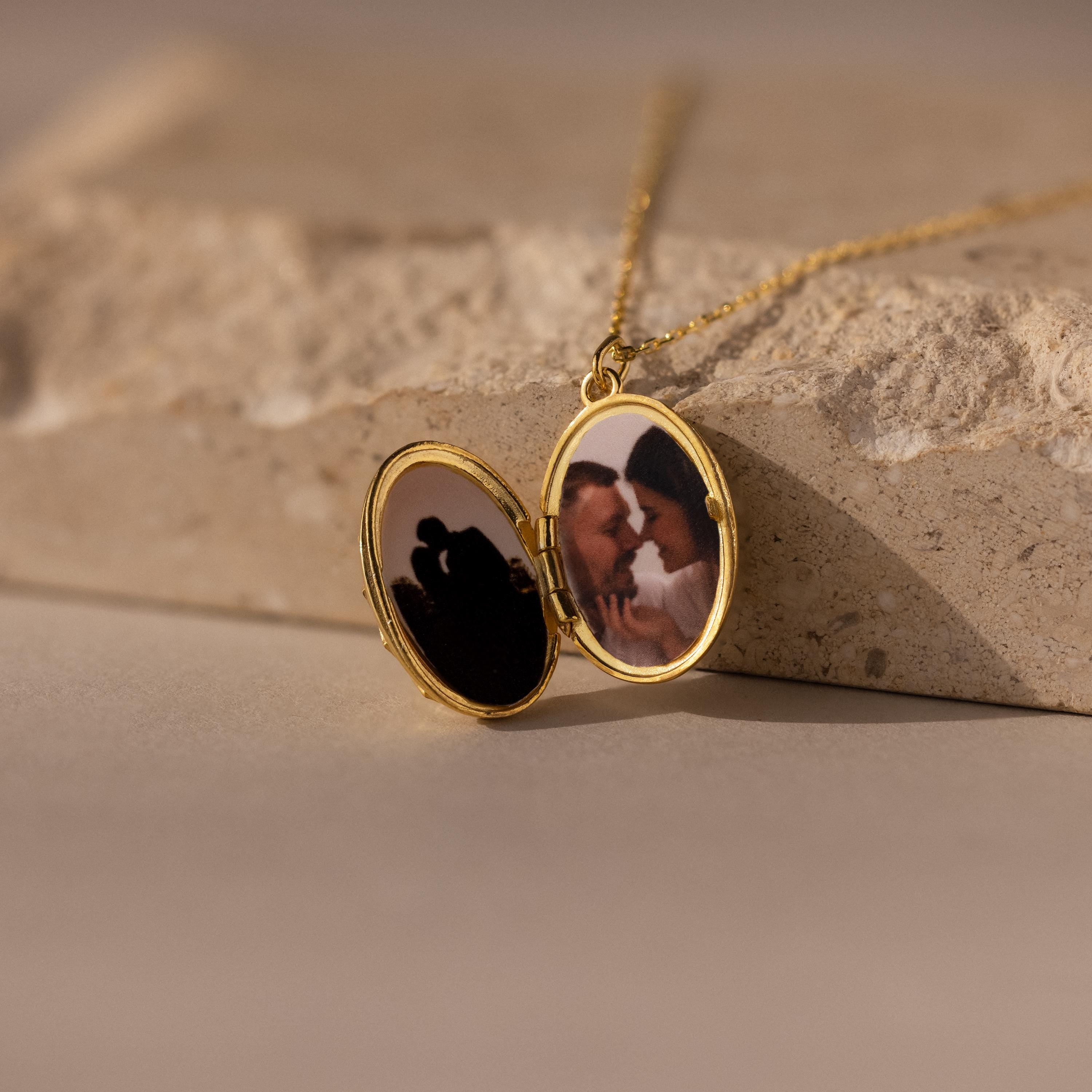 Floral Handwriting Locket Necklace in 18K Gold