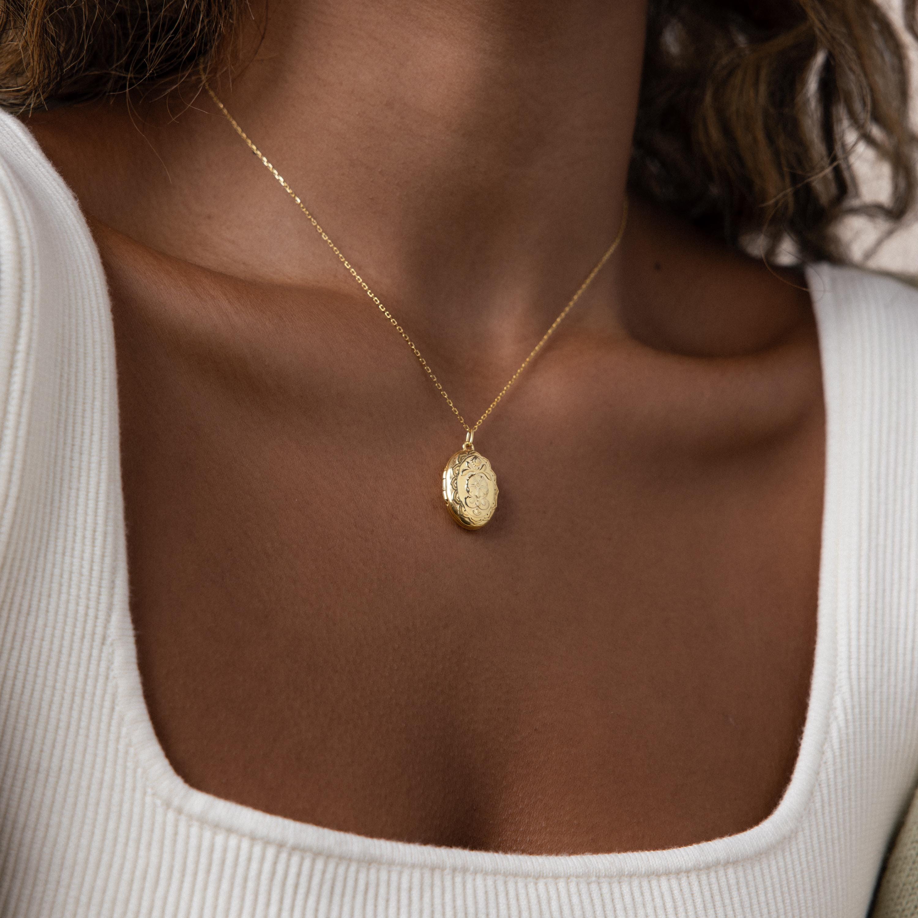 Floral Handwriting Locket Necklace in 18K Gold