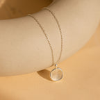 Collar de monedas con huellas dactilares