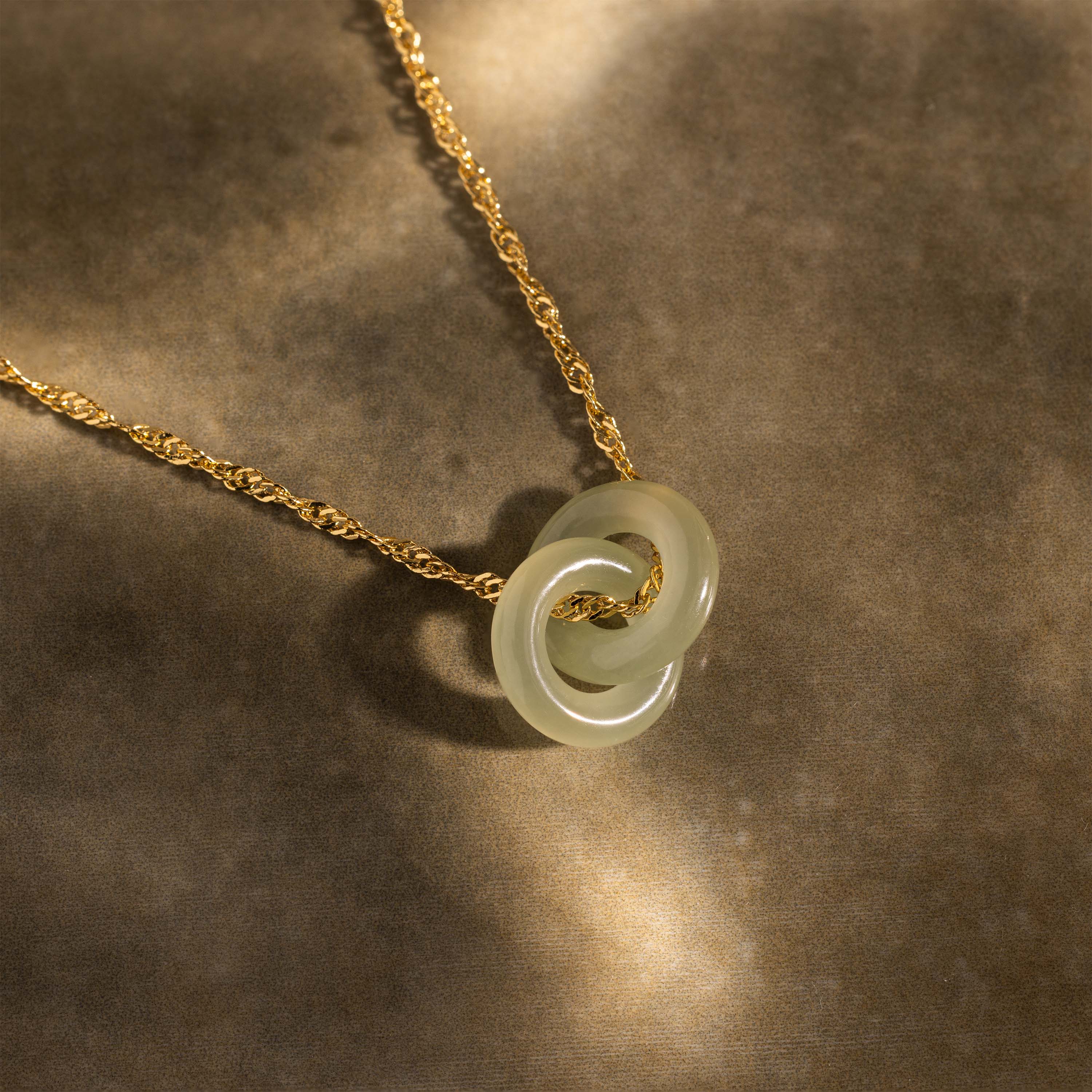 Interlocking Jade Circle Necklace in 18K Gold