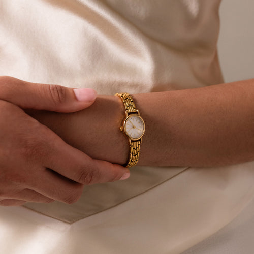 Montre ovale fine en or 18 carats