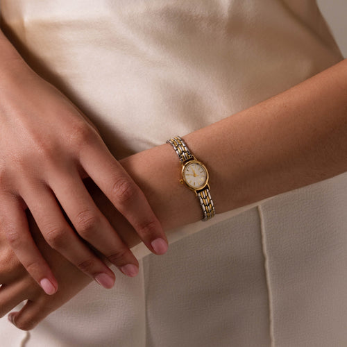 Montre ovale fine en or 18 carats