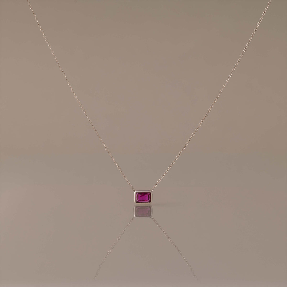 Collier avec pierre de naissance taillée sur mesure