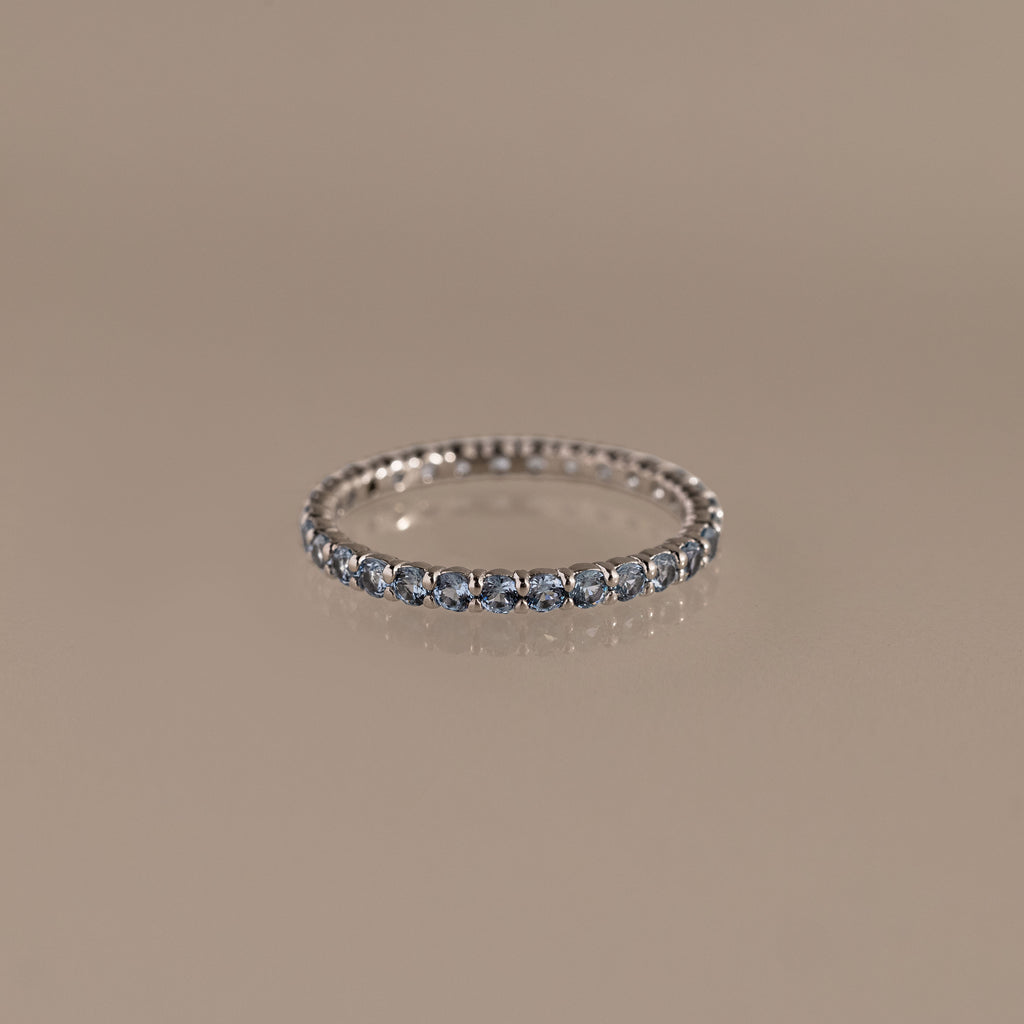 Anillo Eternity con piedra natal de tenis 