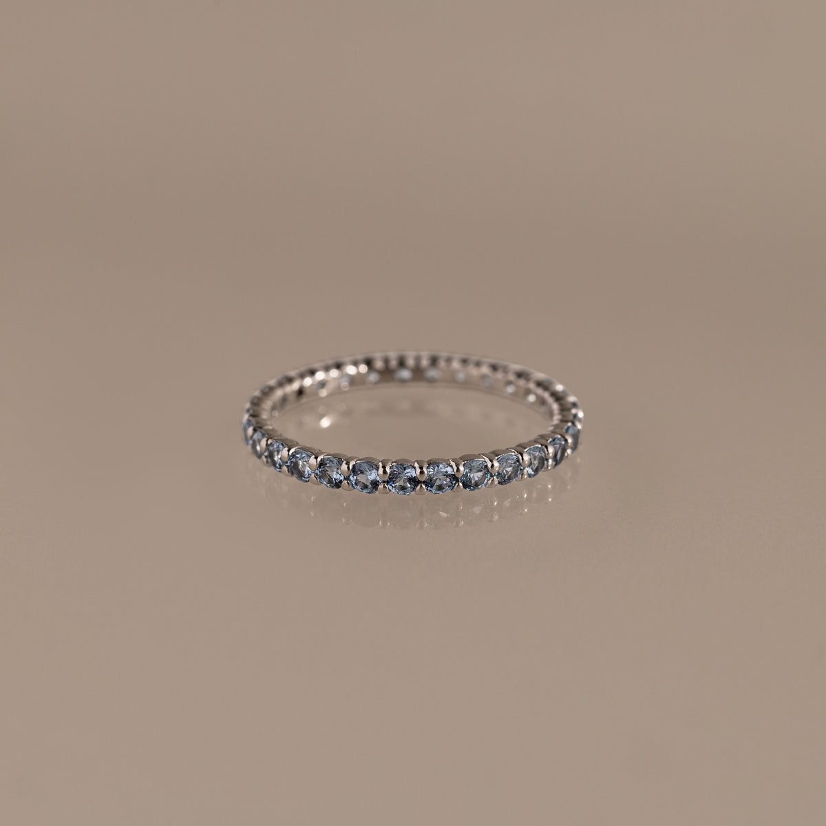 Anillo Eternity con piedra natal de tenis 