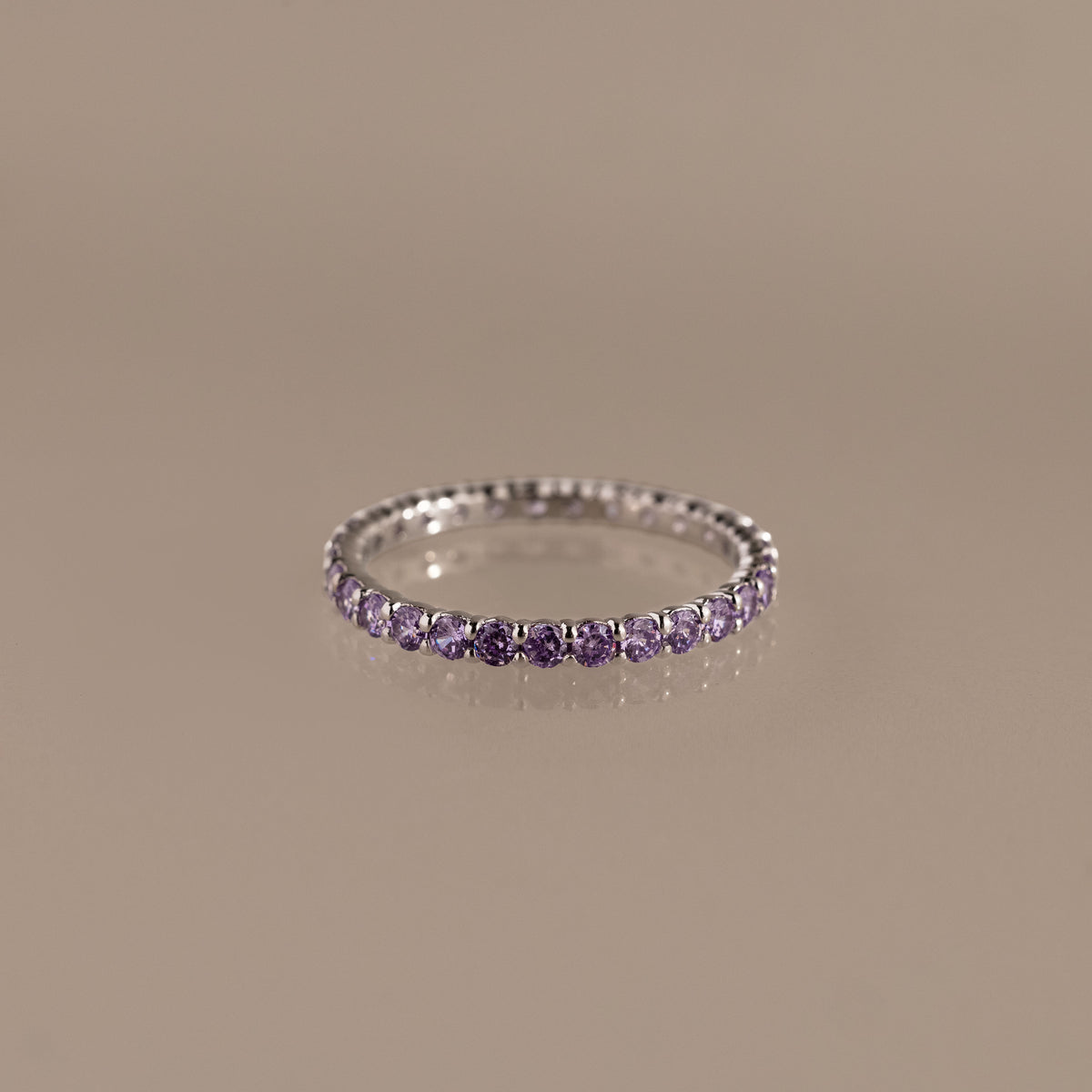 Anillo Eternity con piedra natal de tenis 