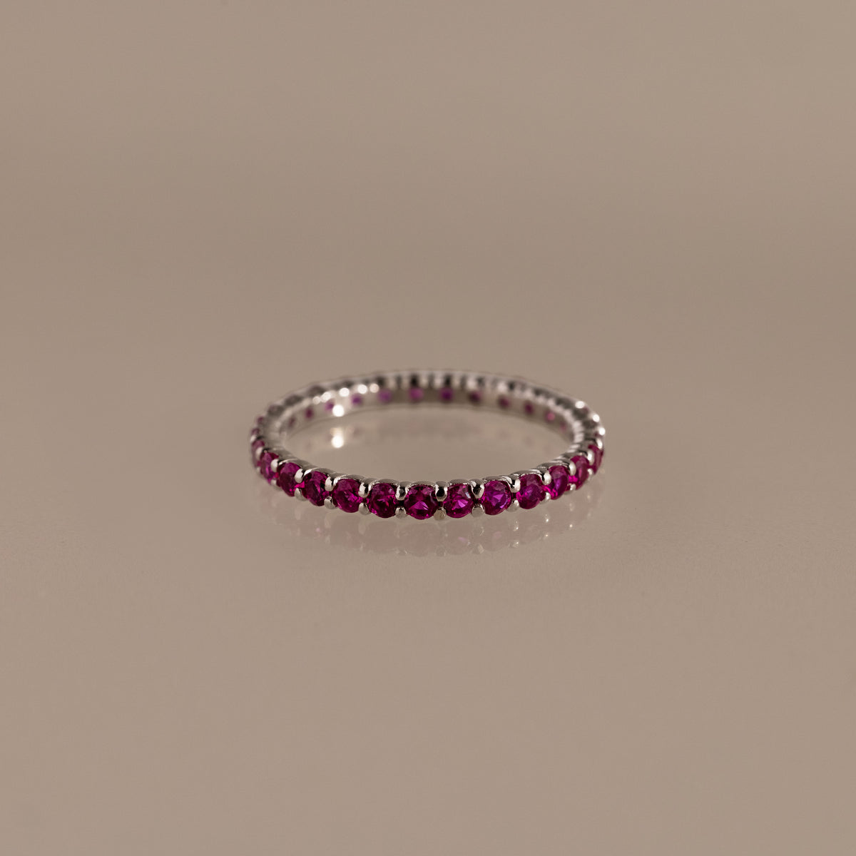 Anillo Eternity con piedra natal de tenis 