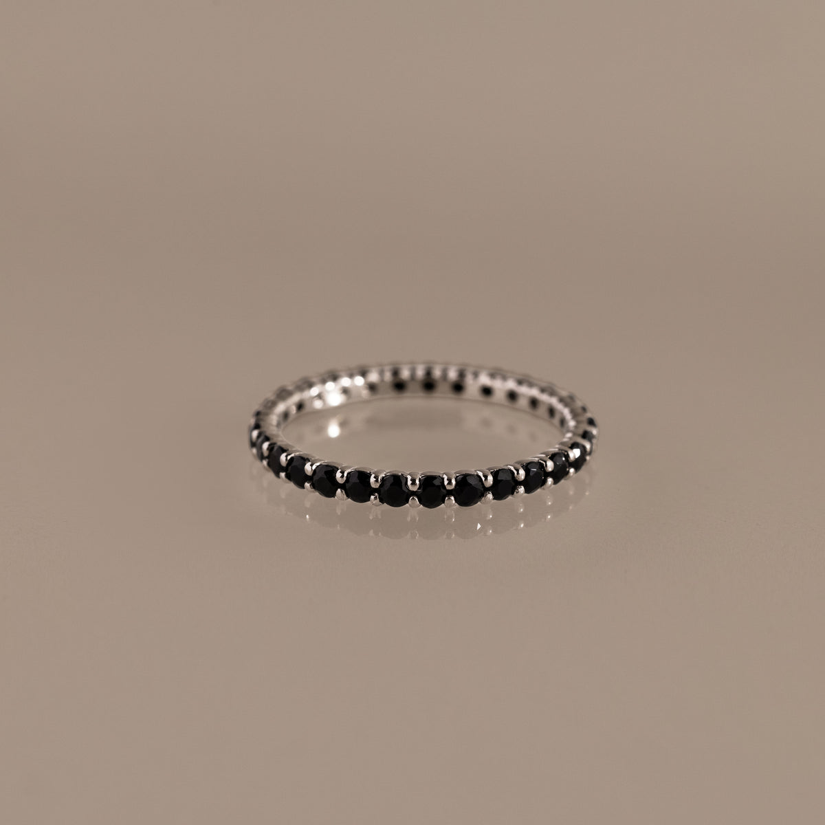 Anillo Eternity con piedra natal de tenis 