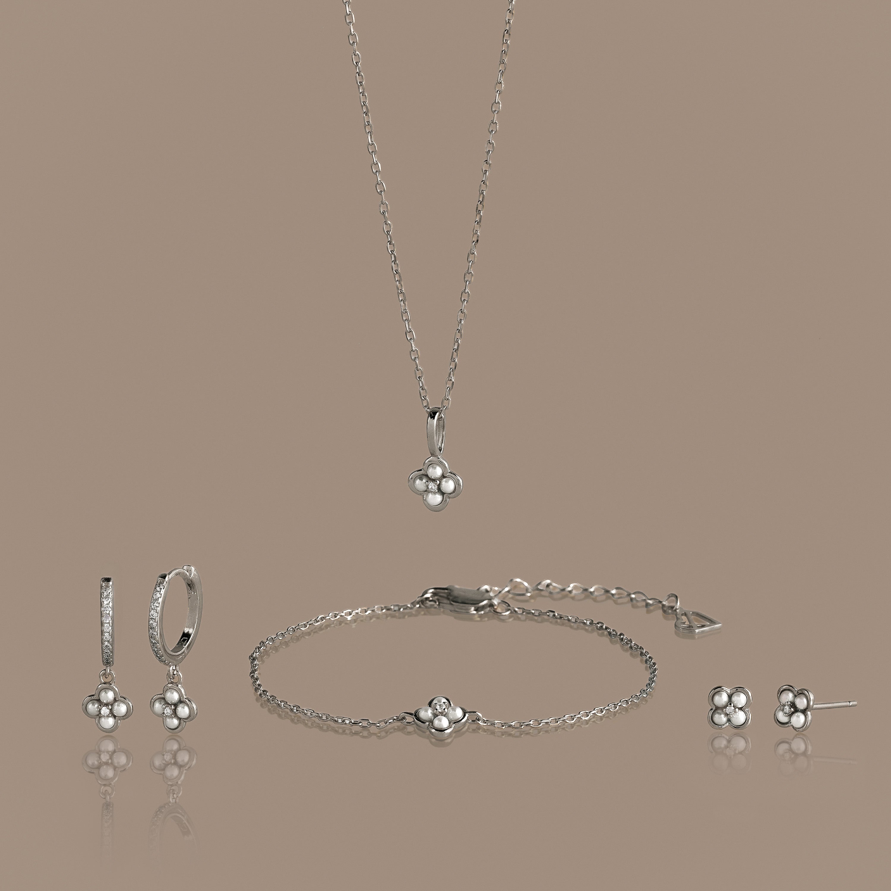 Rounded Flower Jewelry Set in Silver