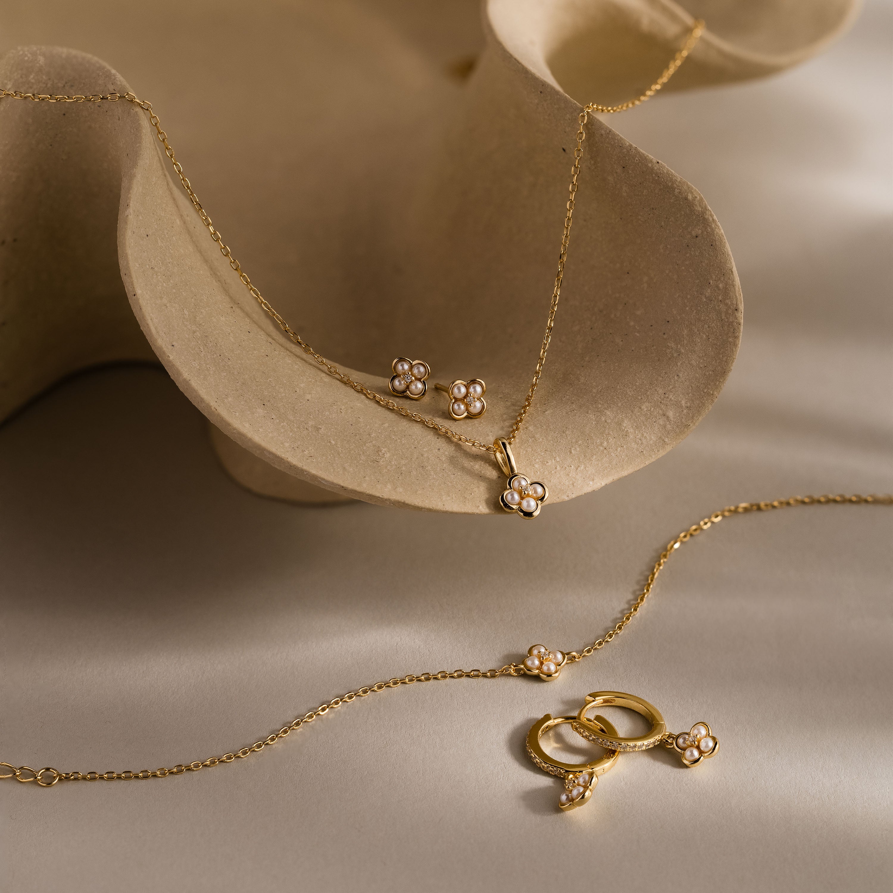 Rounded Flower Jewelry Set in 18K Gold