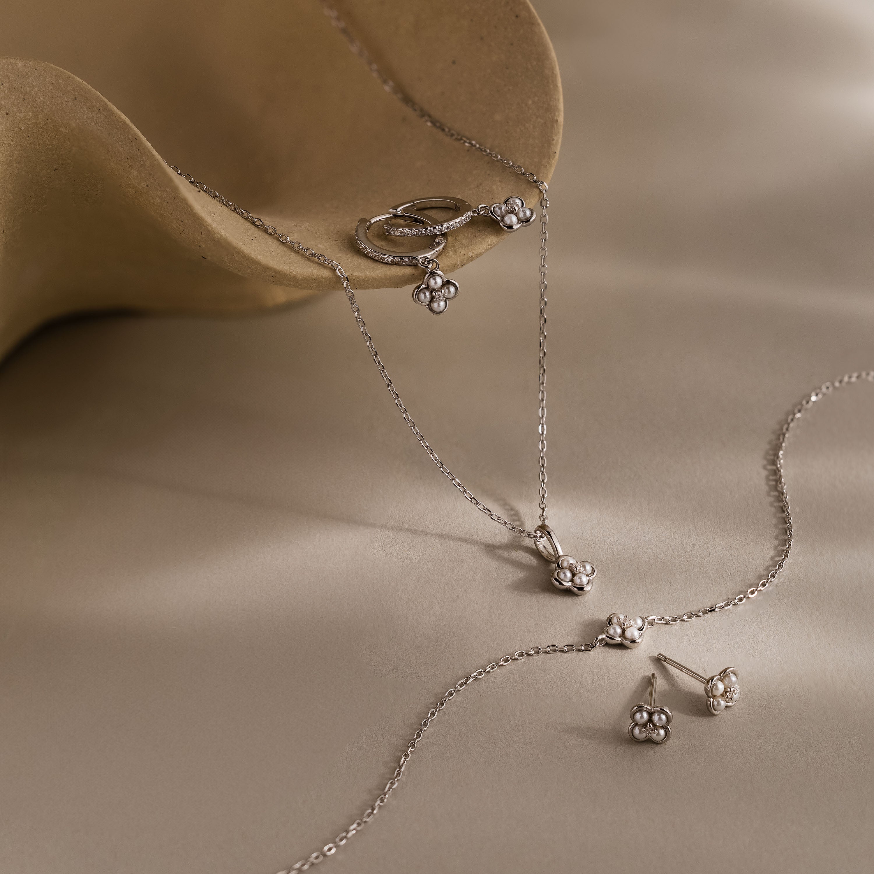 Rounded Flower Jewelry Set in Silver