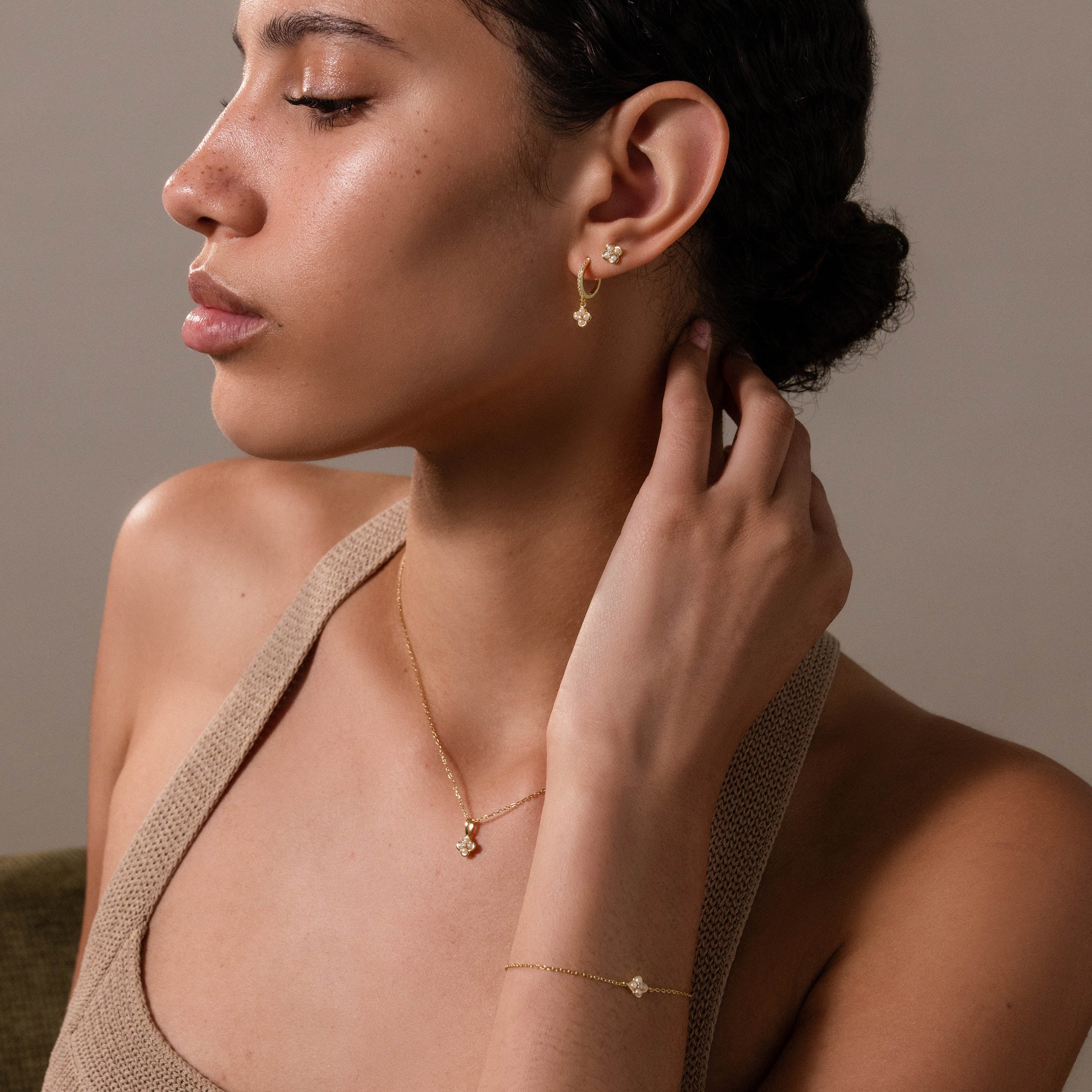 Rounded Flower Jewelry Set in 18K Gold