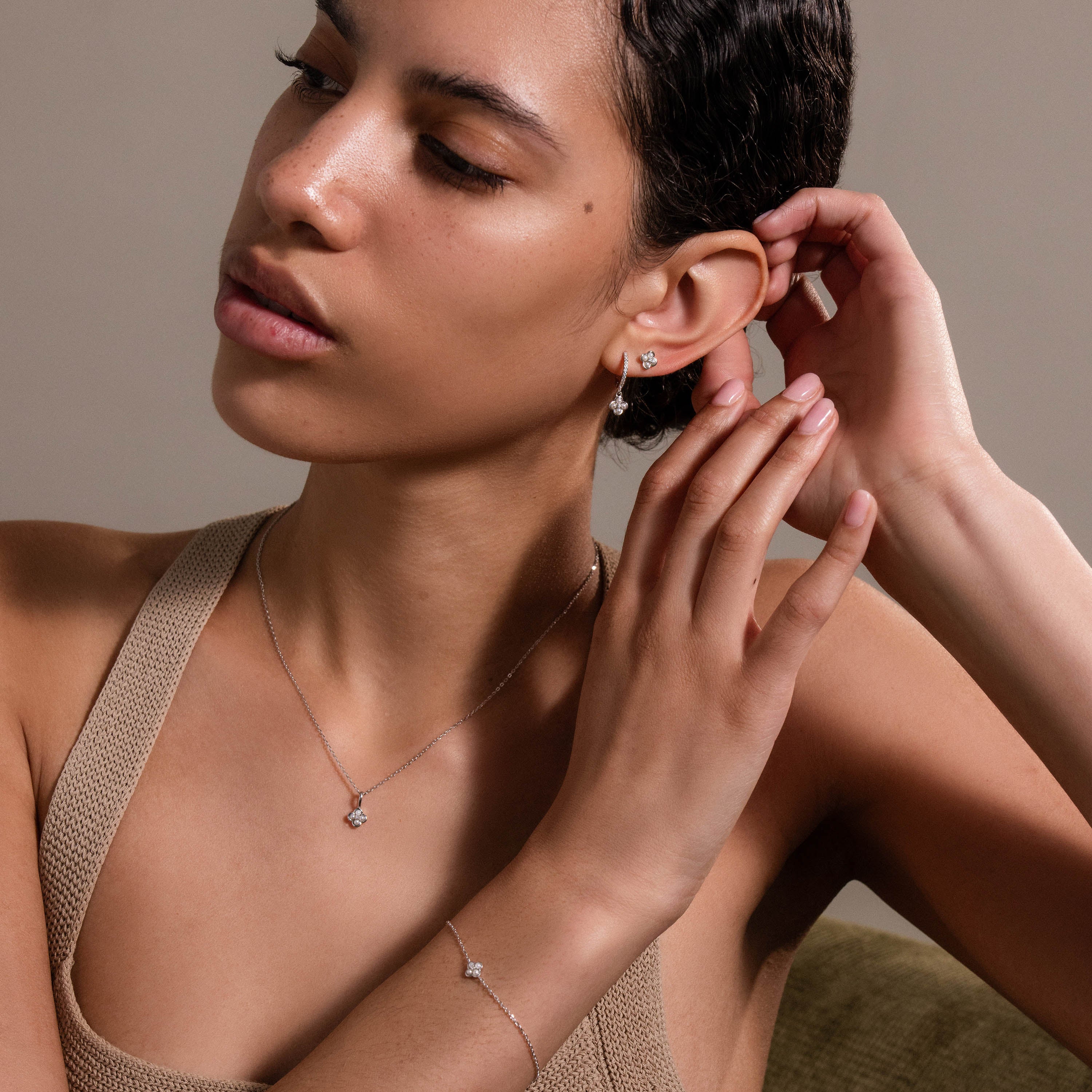 Rounded Flower Jewelry Set in Silver