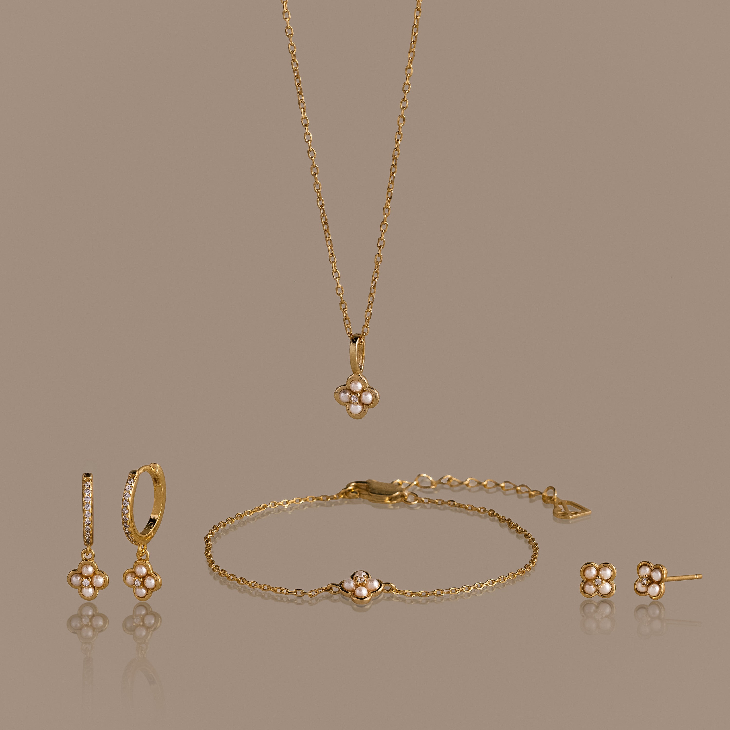 Rounded Flower Jewelry Set in 18K Gold