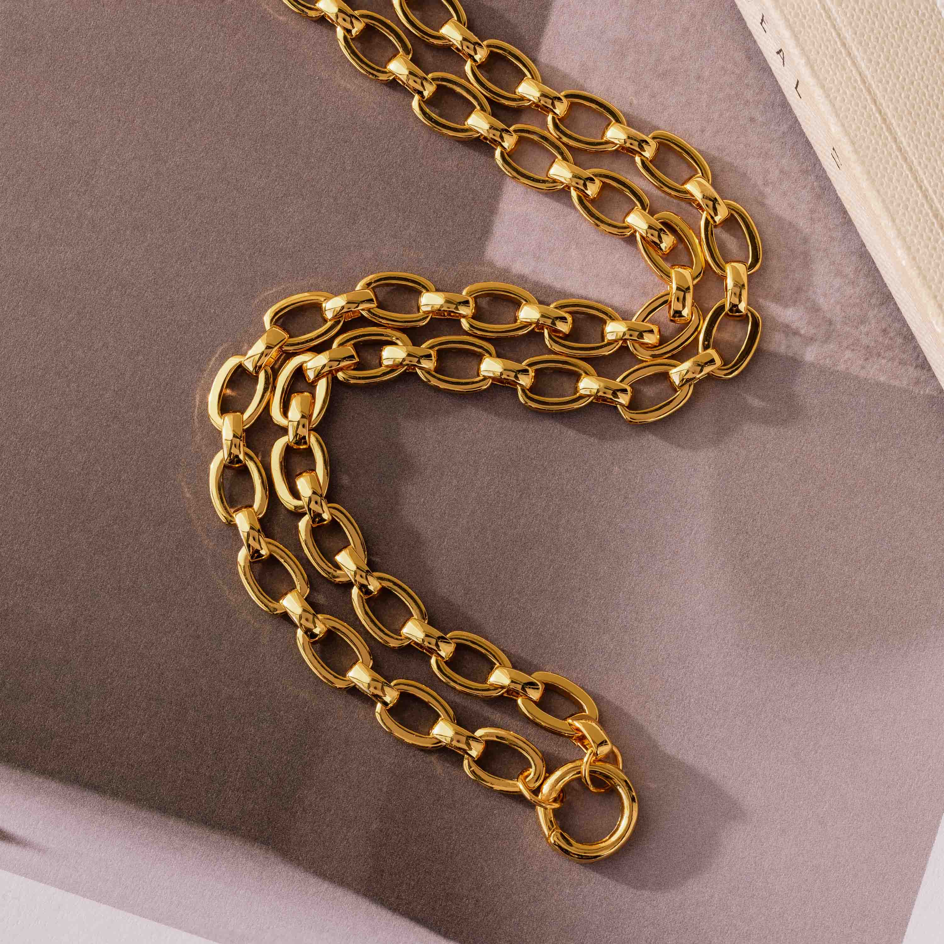 Oval Link Charm Necklace in 18K Gold
