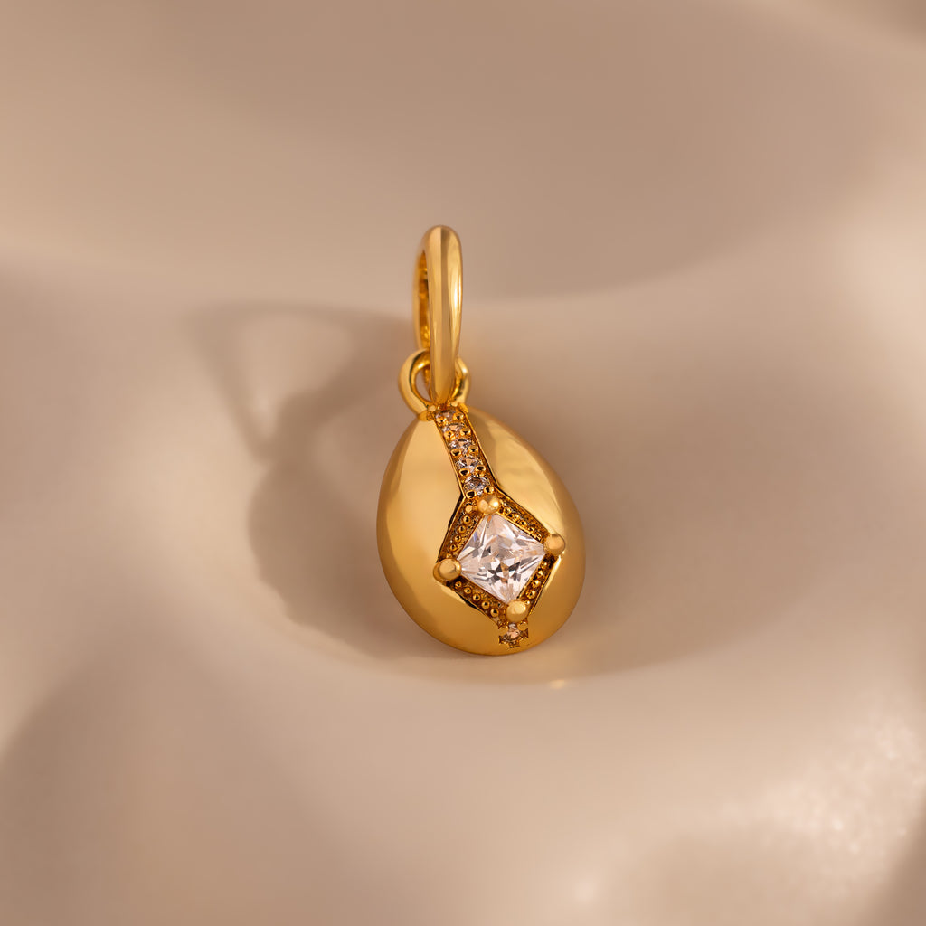 Nova Diamond Charm in 18K Gold