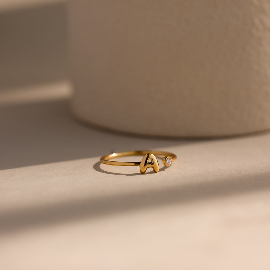 Bague initiale bulle en or 18 carats avec pierre de naissance