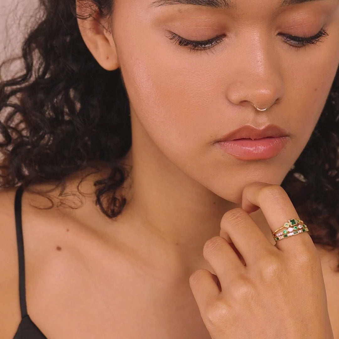 Bague empilable en or 18 carats avec émeraude