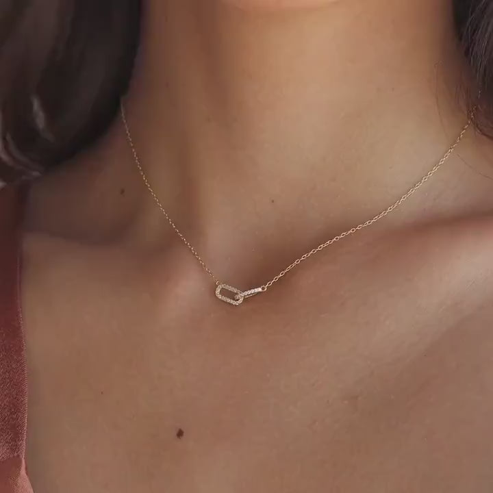 Collar con colgante eslabón y pavé