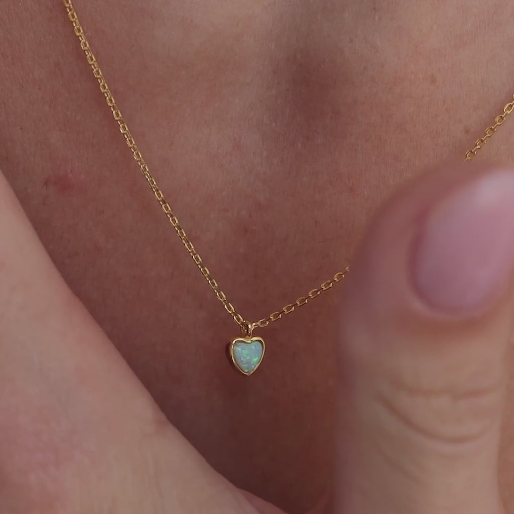 Petit collier de coeur d’opale