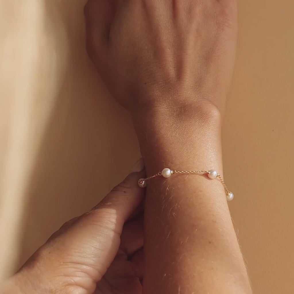 Pearl Station Bracelet in 18K Gold