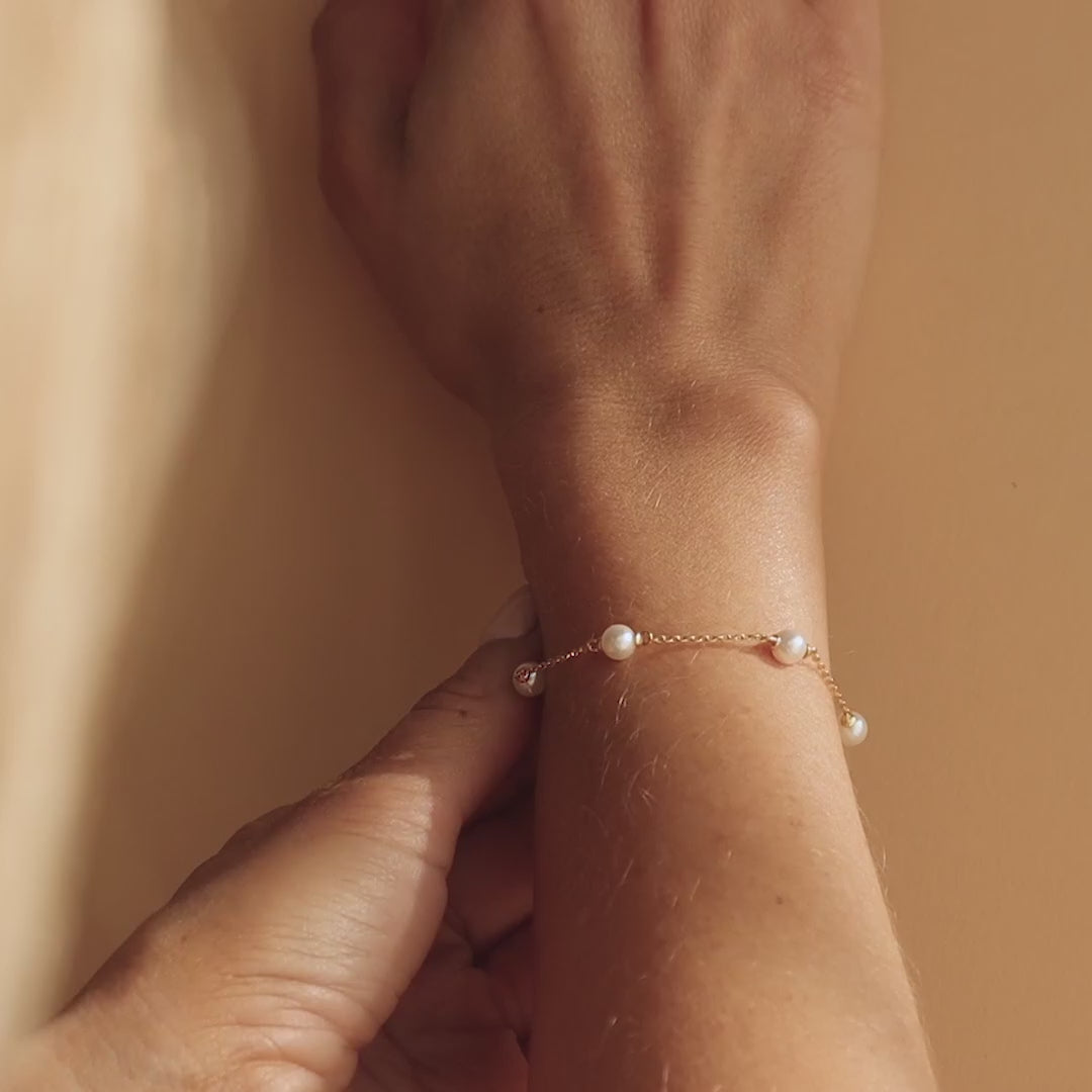 Pearl Station Bracelet in 18K Gold