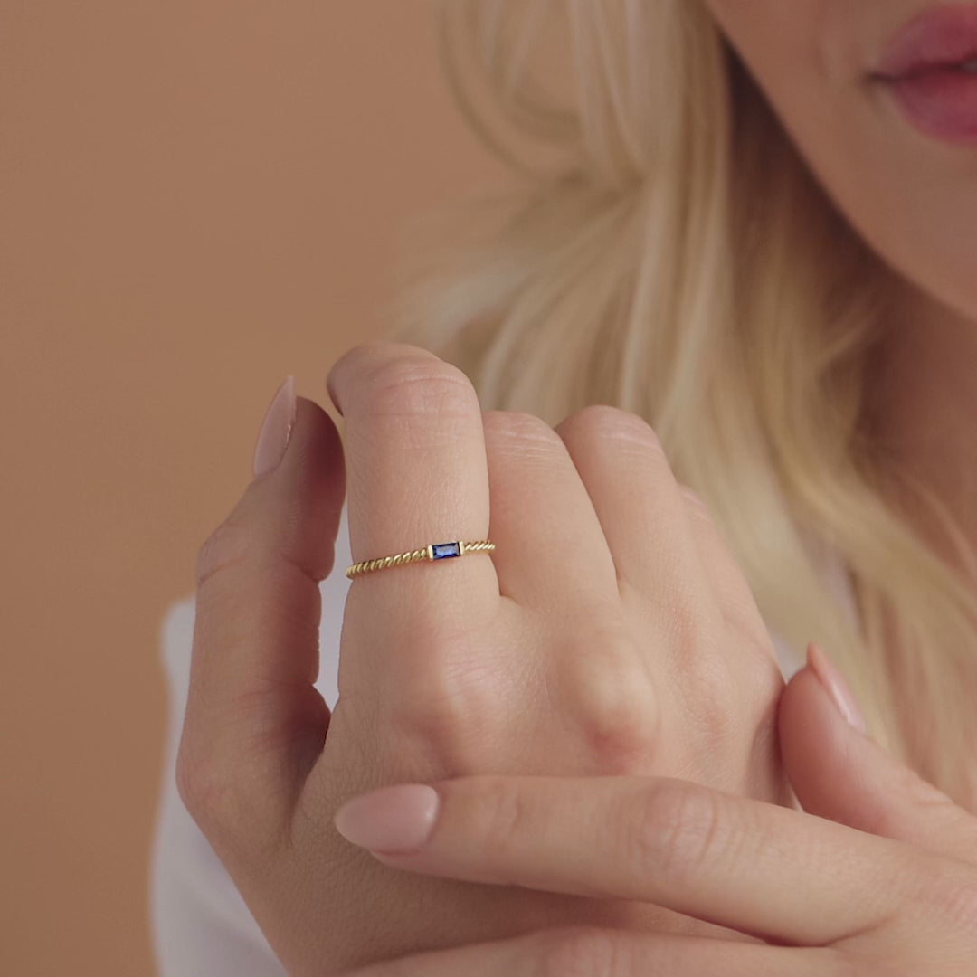 Anillo con piedra natal de baguette retorcida