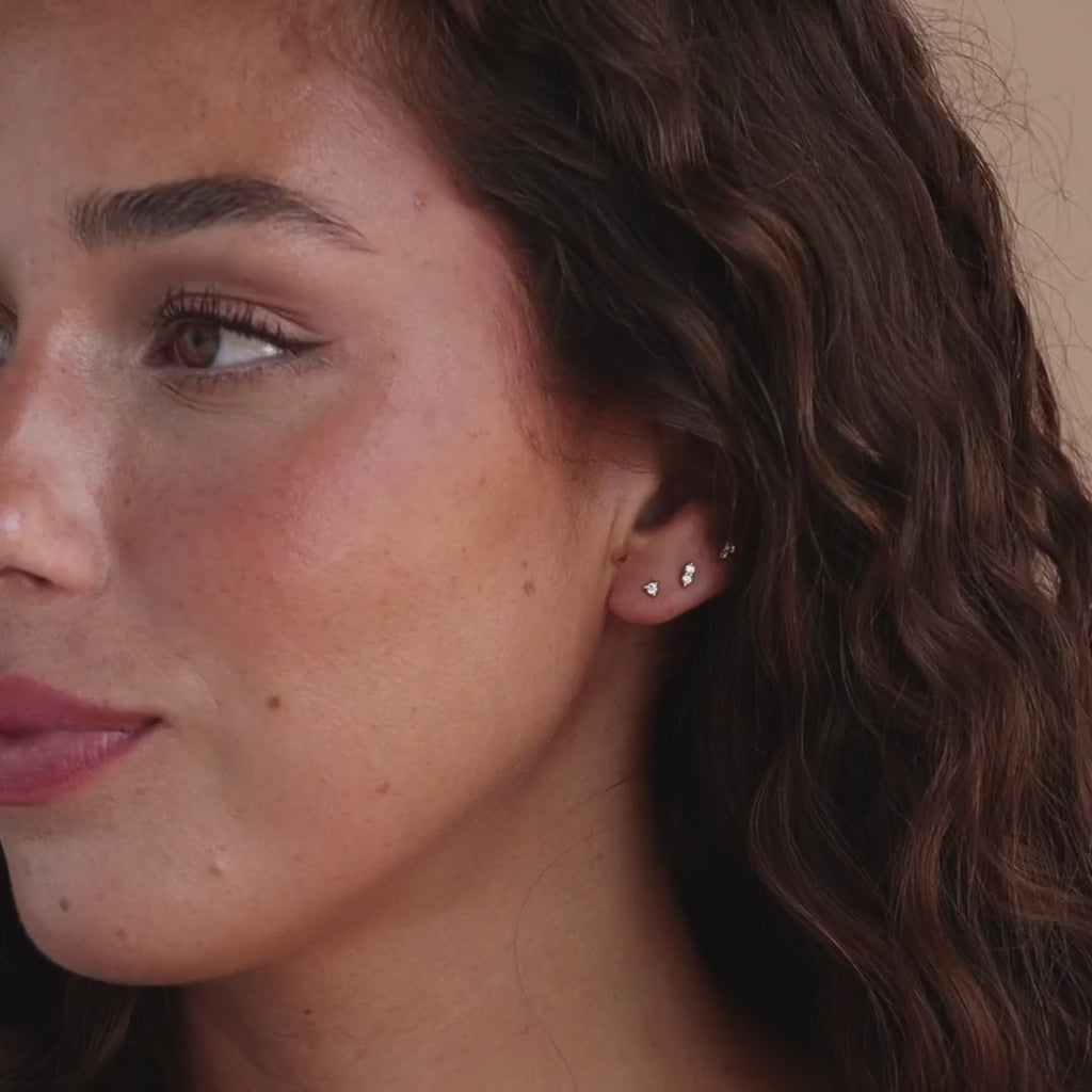 Clous d'oreilles à dos plat en argent sterling avec petits diamants