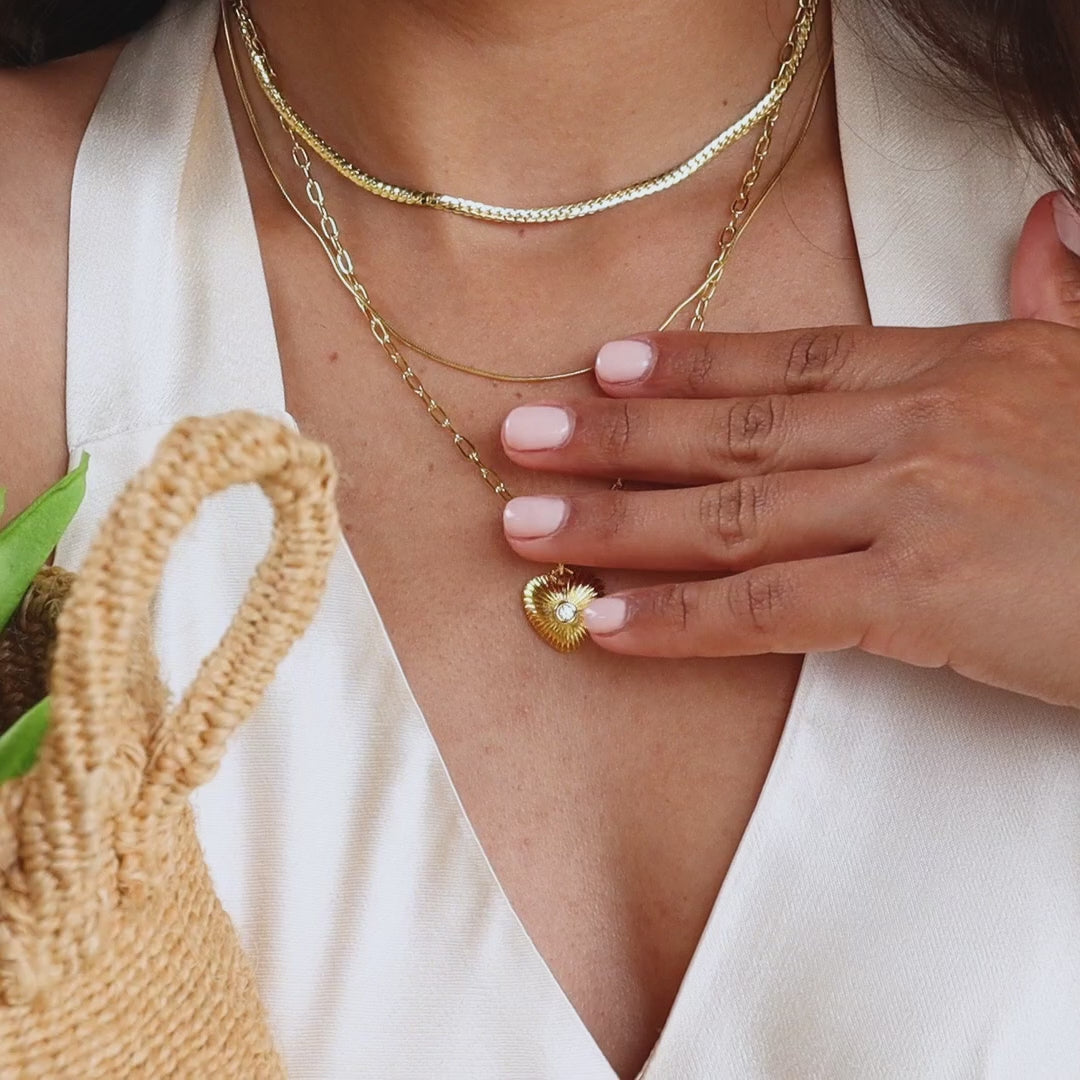 Collar de corazón acanalado de diamantes