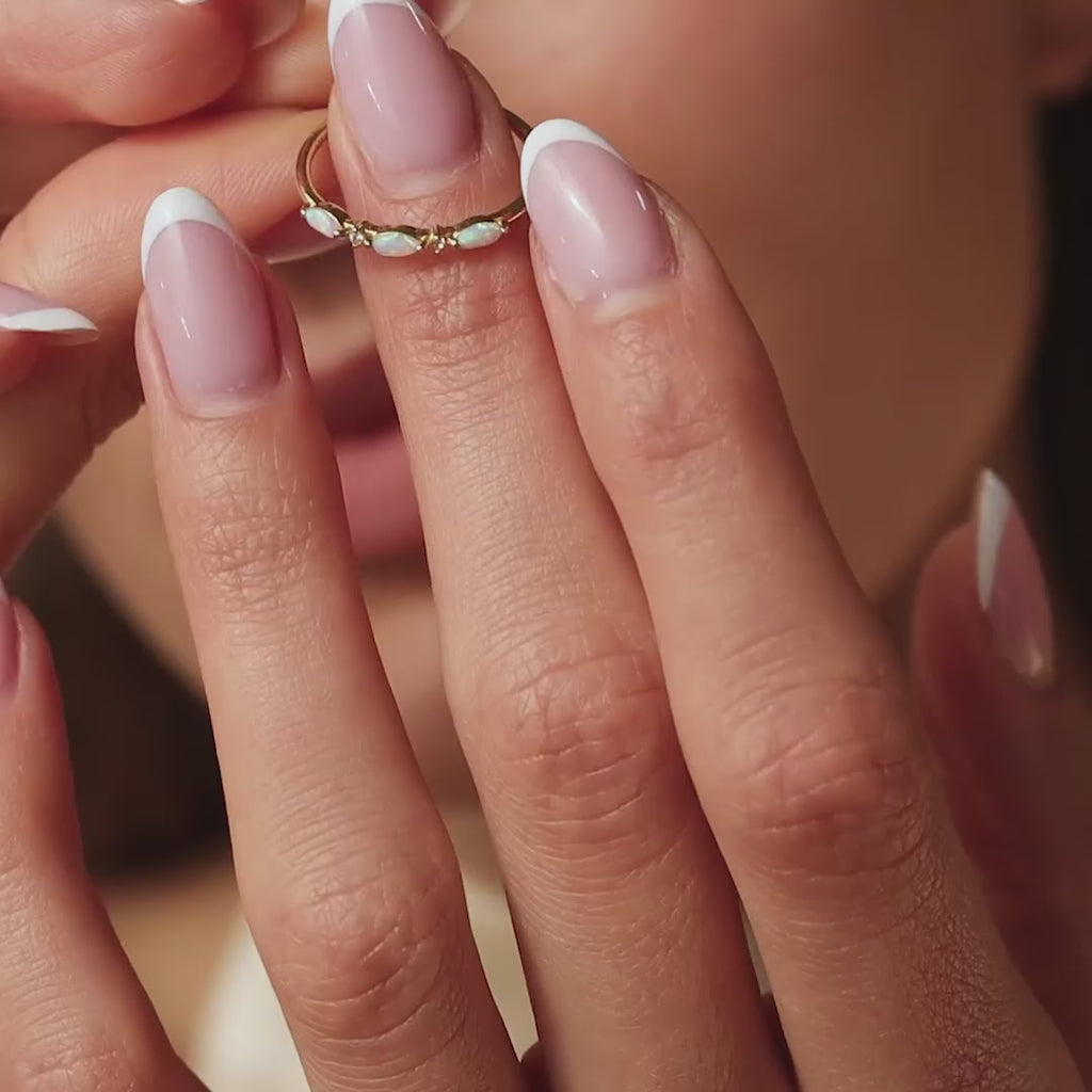 Bague avec pierre de naissance triple marquise