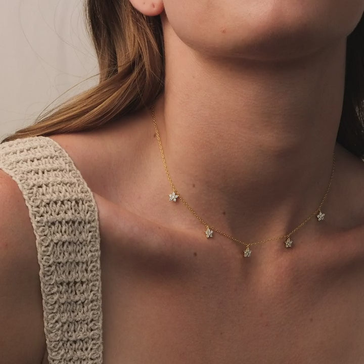Collar de flores de diamantes Nanala