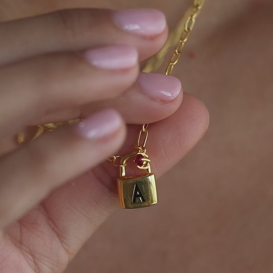 Collier avec cadenas et pierre de naissance initiale