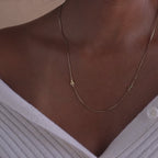 Collier initial avec pierre de naissance dans une chaîne en forme de boîte