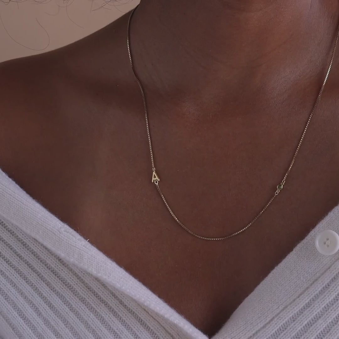 Collier initial avec pierre de naissance dans une chaîne en forme de boîte