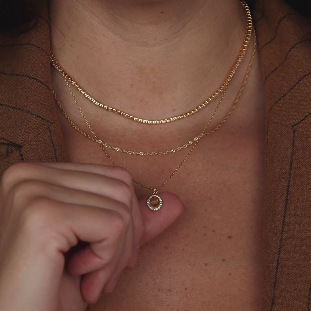 Collar con piedra natal inicial lateral