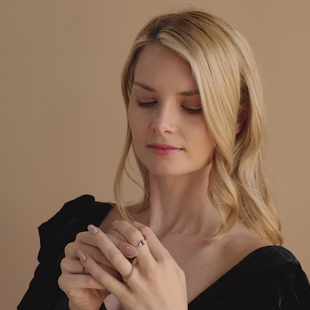 Bague en or 18 carats avec diamants baguette noirs