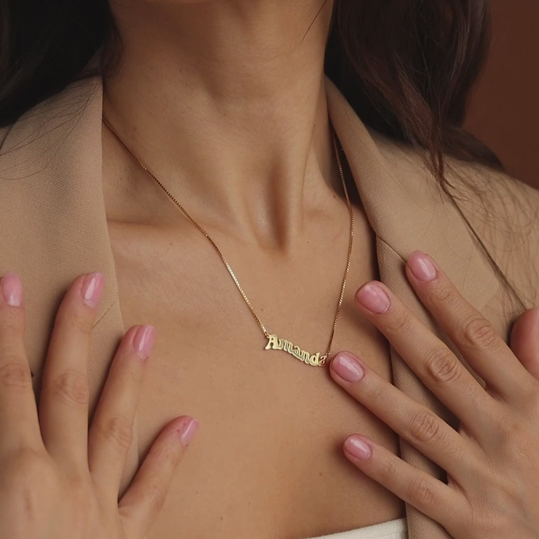 Collar retro con nombre en cadena tipo caja