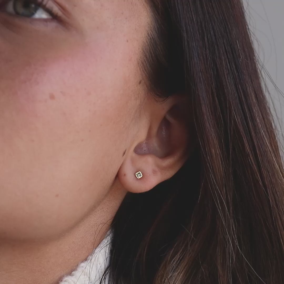 Clous d'oreilles à dos plat avec pierre de naissance et lunette carrée